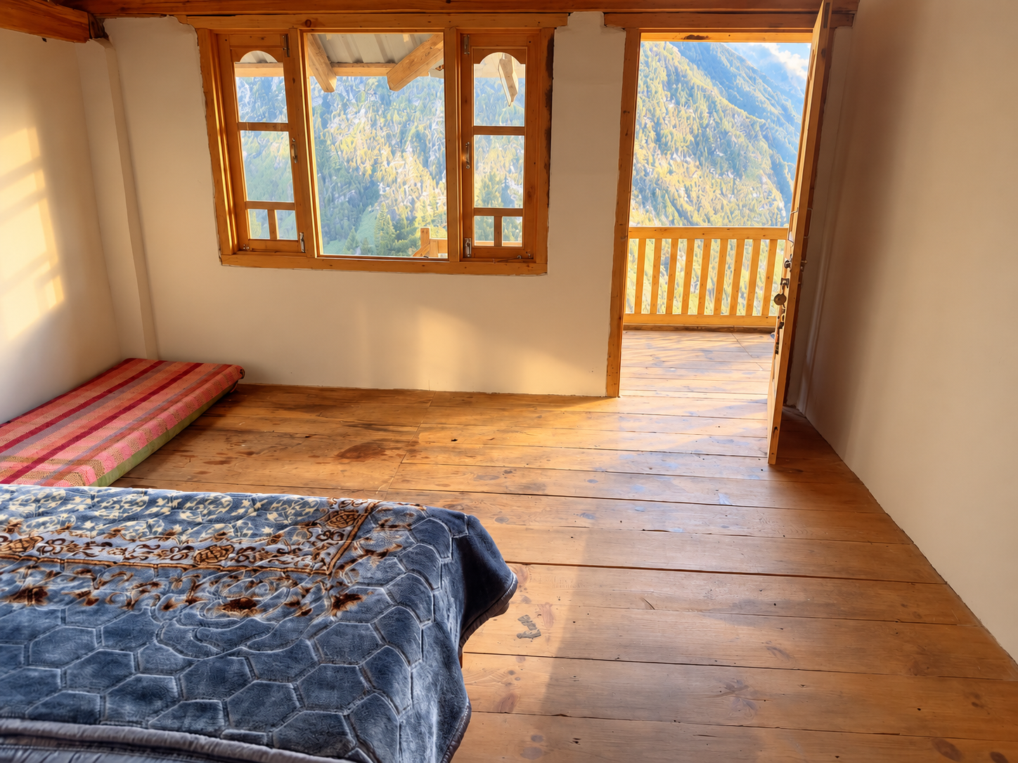 Room at Trekkers in Kuarsi with mountain view
