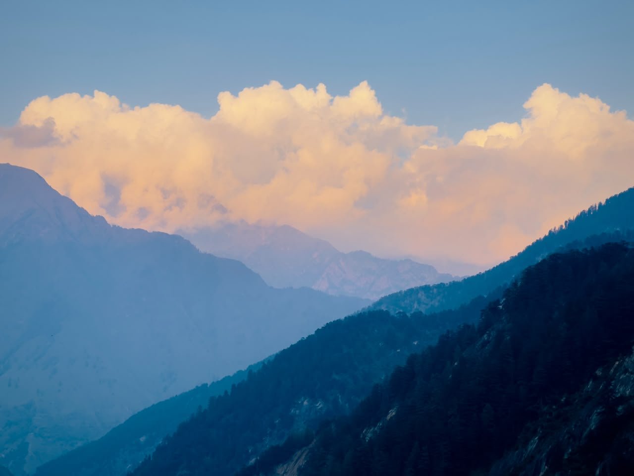 A quiet afternoon in the mountains near Kuarsi