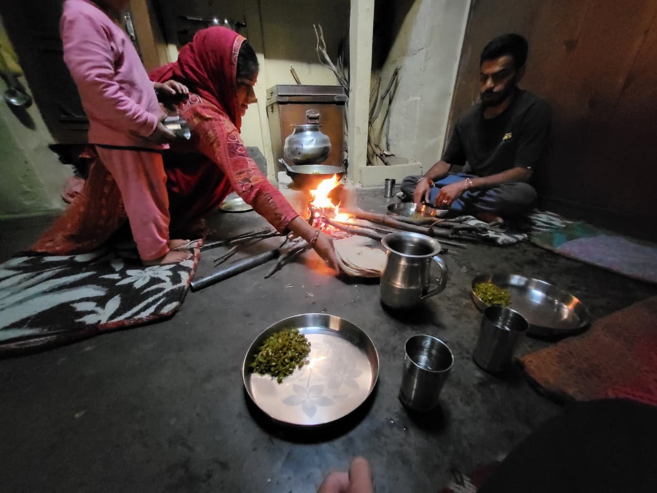 Local people gathered around a traditional fire in Kuarsi